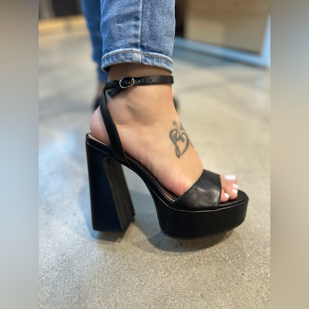 NEW!! Sleek Black Platform Sandals with Chunky Heel - Picture 6 of 7